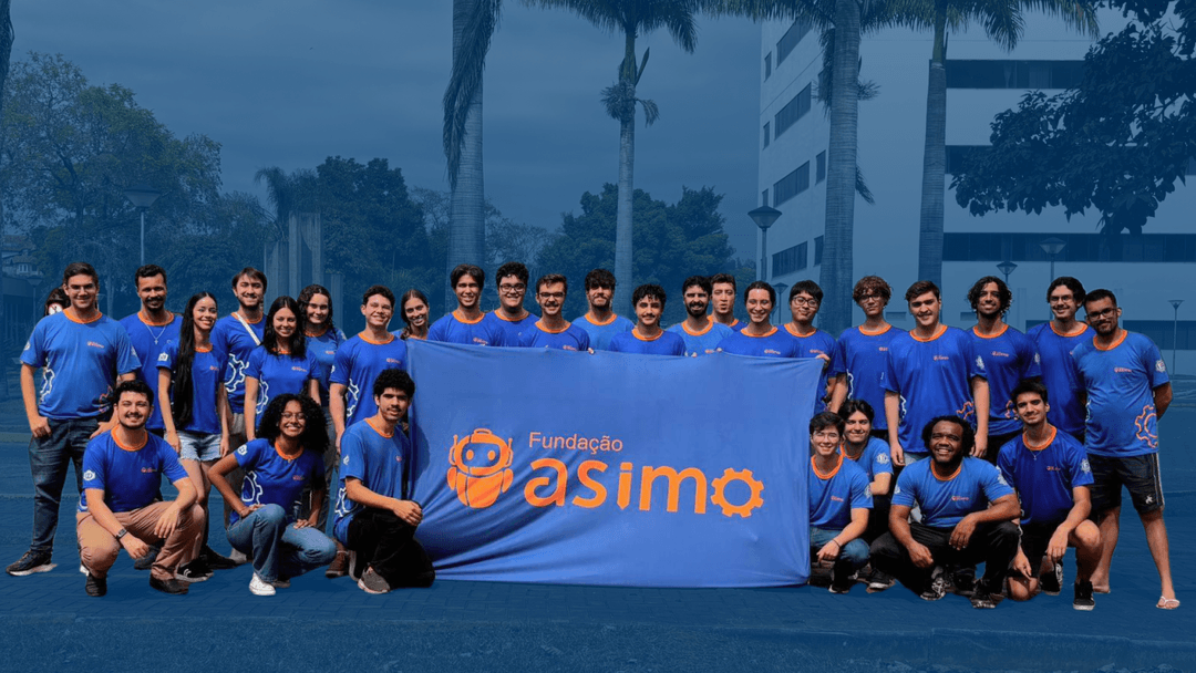 Imagem dos membros da segurando a bandeira da Fundação Asimo